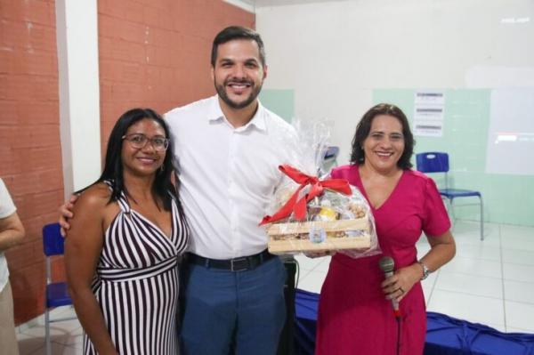 O secret&aacute;rio de Estado da Educa&ccedil;&atilde;o Washington Bandeira visitando a escola Patronato Nossa Senhora de Lourdes, em Campo Maior.(Imagem:Divulga&ccedil;&atilde;o)