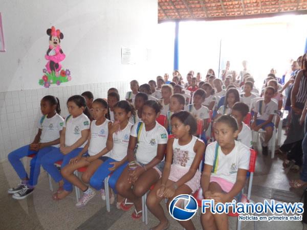 Alunos se divertem com apresenta&ccedil;&atilde;o de dan&ccedil;as na Semana da Crian&ccedil;a.(Imagem:FlorianoNews)