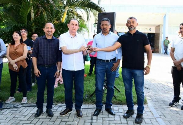 129 ANOS: Prefeitura de Floriano entrega ve&iacute;culos e equipamentos para fortalecer sa&uacute;de, educa&ccedil;&atilde;o e infraestrutura(Imagem:Secom)