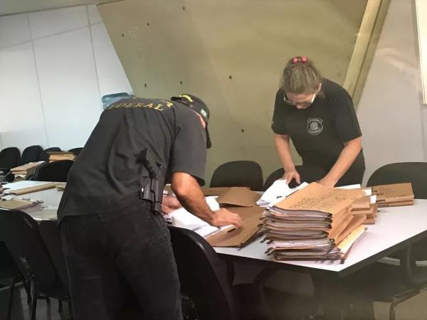  PF apreende documentos na sede da Seduc, em Teresina, durante opera&ccedil;&atilde;o.(Imagem:Felipe Pereira/TV Clube )