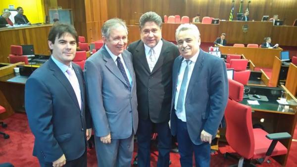Jo&atilde;o Henrique com deputados em plen&aacute;rio.(Imagem:Alepi)