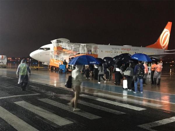 Passageiros embarcando em Teresina na &uacute;ltima segunda-feira debaixo de chuva.(Imagem:Divulga&ccedil;&atilde;o)