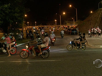 Motoqueiros desafiam a polícia em rachas semanais com data e hora marcada