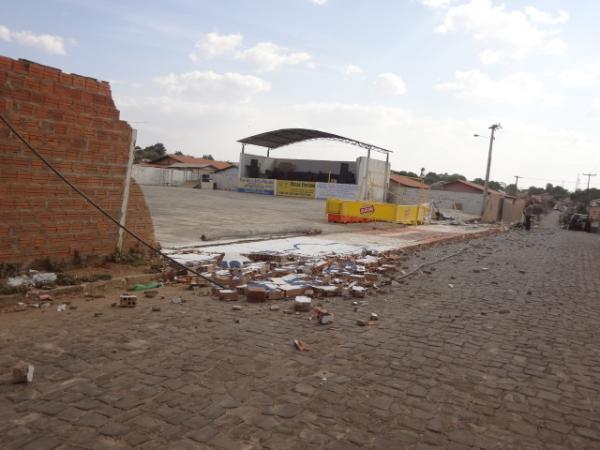 Desabou parte do muro do Pálace Eventos em Floriano