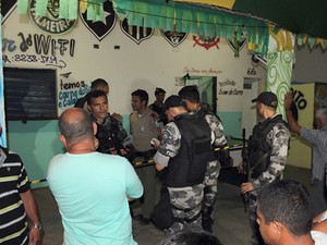 Homem é morto a tiros enquanto bebia com amigos em Teresina