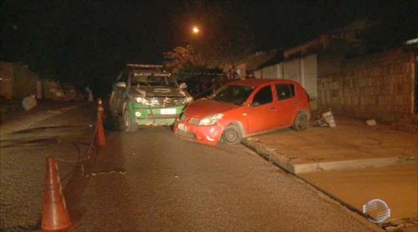 Policiais batem viatura durante perseguição a suspeitos de praticar assaltos