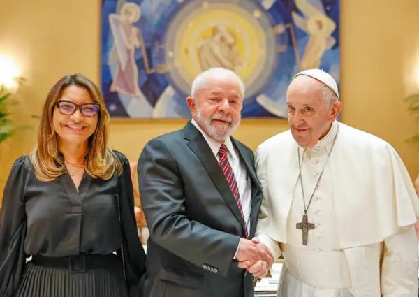 Presidente Lula e a primeira-dama Janja encontram-se com papa Francisco, no Vaticano.(Imagem: Ricardo Stuckert/PR)