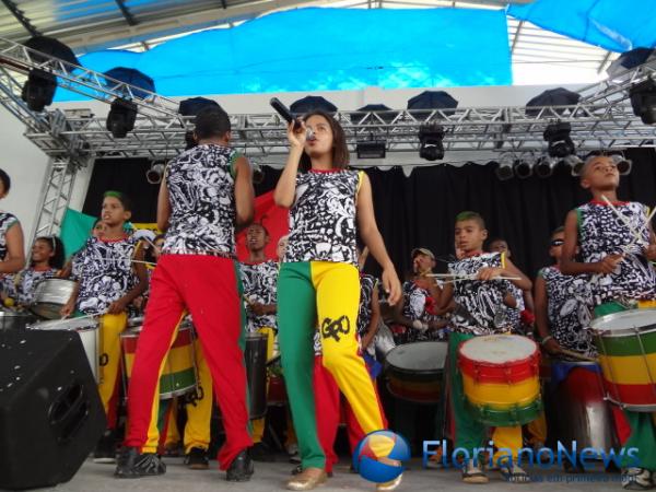 Matin&ecirc; de carnaval re&uacute;ne centenas de foli&otilde;es no CEC. (Imagem:FlorianoNews)