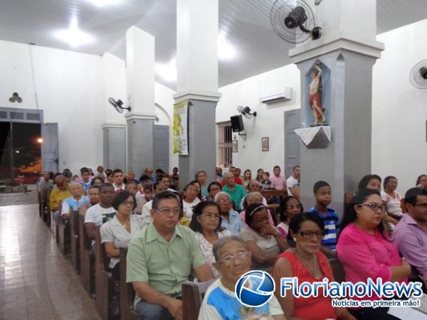 Pe. Aristides Ferreira toma posse como p&aacute;roco de Nazar&eacute; do Piau&iacute;.(Imagem:FlorianoNews)