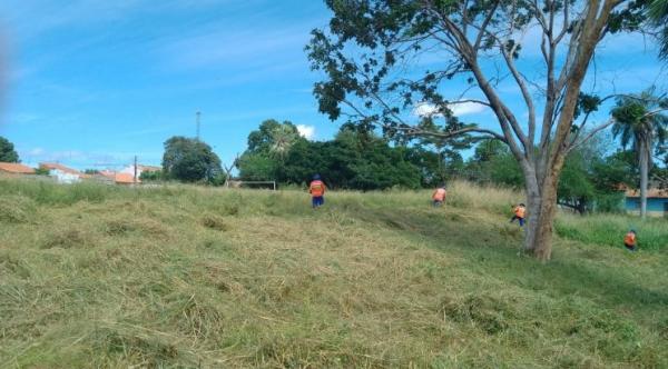 Floriano: Infraestrutura e Esportes iniciam roço e capina nos campos de várzea da cidade