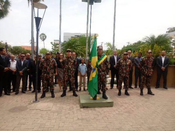 Polícia Militar realiza cerimônia em comemoração ao Dia da Bandeira em Floriano