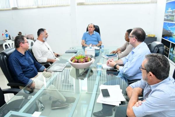 Prefeitura de Floriano se reúne com Águas do Piauí para tratar sobre vazamentos na rede de esgoto