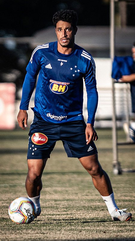 Léo testa positivo para o novo coronavírus pela segunda vez e desfalca o Cruzeiro no Mineiro