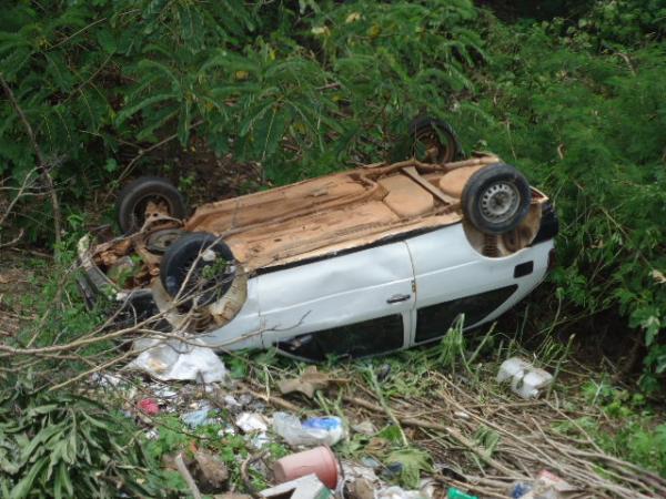 Motorista alcoolizado perde controle e carro cai em barranco em Floriano