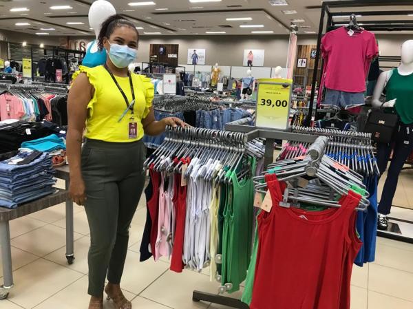Jaqueline Santos, chefe do setor de confec&ccedil;&otilde;es.(Imagem:FlorianoNews)