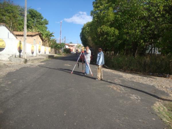 Topografos na rua Godofredo Messias de Floriano - Obras do Esgotamento Sanit&aacute;rio(Imagem:reda&ccedil;&atilde;o)