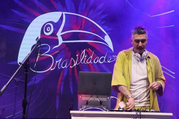 DJ Gil Preto fez uma apresenta&ccedil;&atilde;o focando na representatividade brasileira. (Imagem:Reprodu&ccedil;&atilde;o das Redes Sociais)