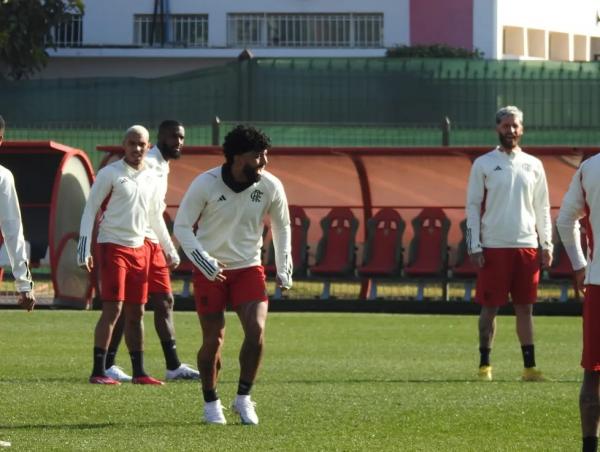 Sorridente e driblador, Gabigol anima último treino do Flamengo antes da estreia; veja vídeo