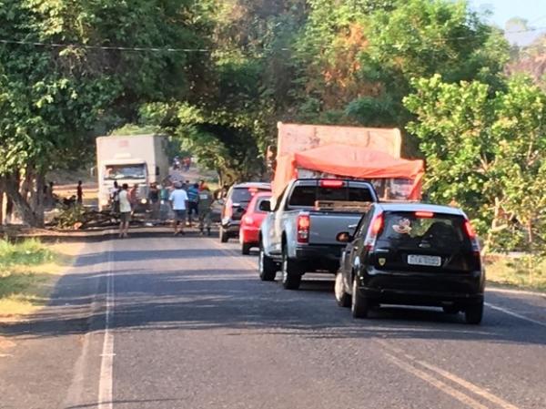 Moradores interditam PI-113 após uma semana sem energia e água