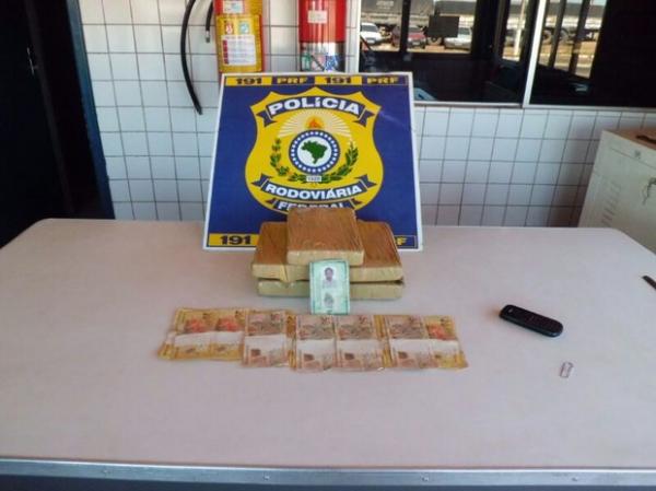 Cocaína avaliada em R$ 150 mil é apreendida dentro de táxi no Piauí