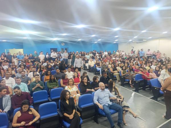 Solenidade marcada por l&aacute;grimas, homenagens e vibra&ccedil;&atilde;o celebrou a chegada de 214 profissionais para a Educa&ccedil;&atilde;o e 37 para a Sa&uacute;de municipal.(Imagem:FlorianoNews)