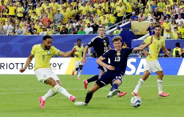 Matheus Cunha marca em jogo contra a Esc&oacute;cia.(Imagem:REUTERS/Amanda Perobelli)