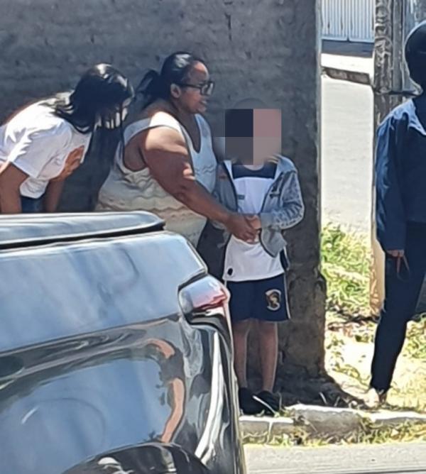 Crian&ccedil;a v&iacute;tima do acidente sendo acolhida por populares(Imagem:FlorianoNews)