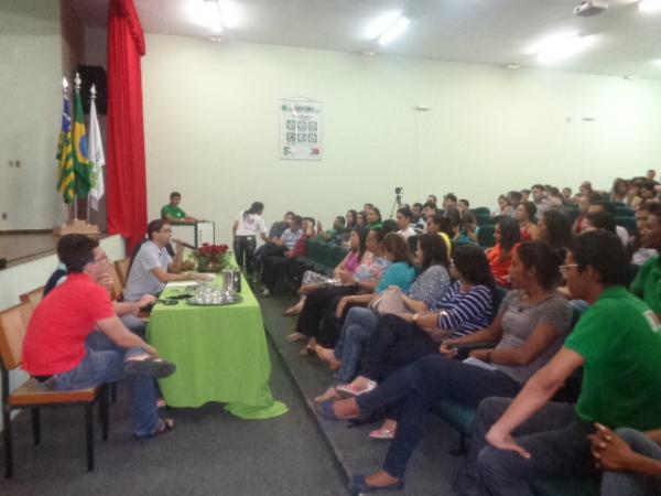 Servidores federais participam de reunião com pais e alunos no IFPI.(Imagem:FlorianoNews)