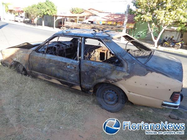 Automóvel é consumido pelo fogo durante a madrugada em Floriano.(Imagem:FlorianoNews)
