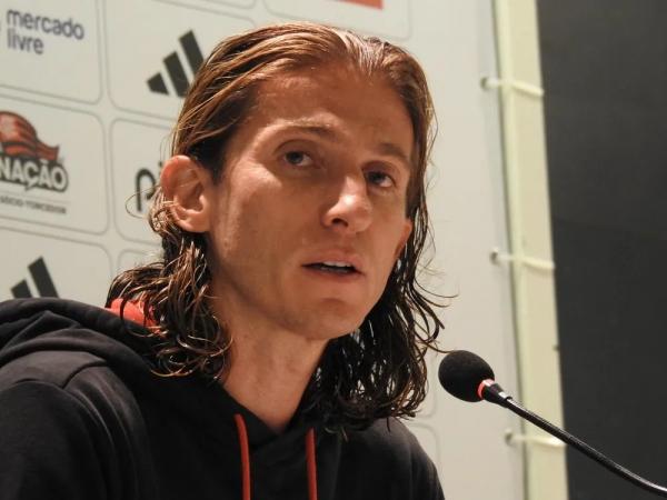Filipe Lu&iacute;s deu entrevista onde os treinadores costumam conceder coletivas, &Eacute; um caminho inevit&aacute;vel. (Imagem:Fred Gomes)