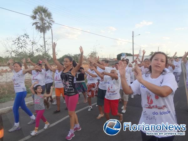  Caminhada da terceira idade &eacute; realizada em Bar&atilde;o de Graja&uacute;.(Imagem:FlorianoNews)