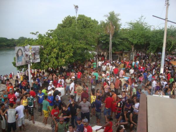 Em poucos minutos milhares de pessoas no cais a espera do Bingo - 3:30h da tarde(Imagem:reda&ccedil;&atilde;o)