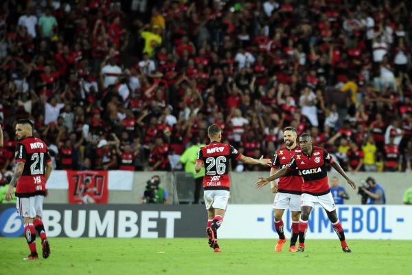 Juan cumprimenta Cu&eacute;llar.(Imagem:Futura Press))
