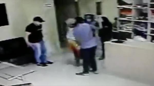 Criminosos armados invadem loja de roupas e fazem arrastão