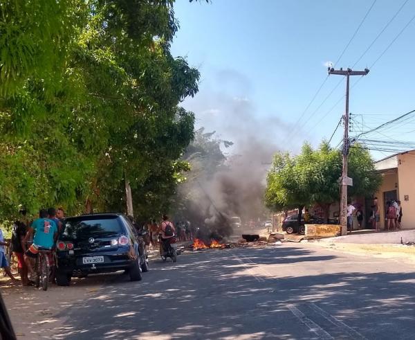 Sem energia há três dias, moradores bloqueiam avenida na Zona Norte de Teresina