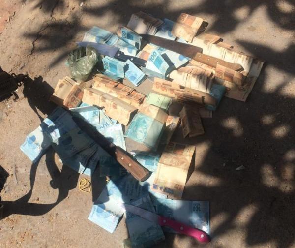 Com o suspeito, pol&iacute;cia apreendeu R$ 8 mil em dinheiro.(Imagem: Divulga&ccedil;&atilde;o/PM )