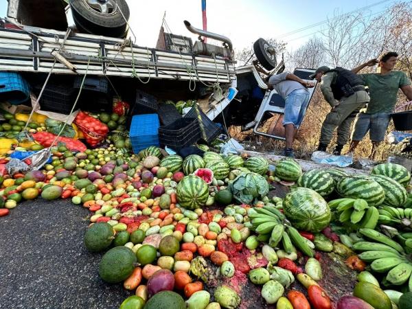 Três pessoas da mesma família morrem após caminhão tombar na BR-407 em Jaicós