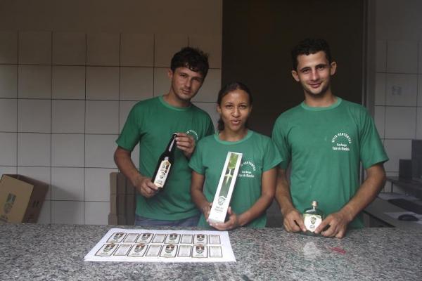Rep&oacute;rter Amarelinho visita f&aacute;brica da cacha&ccedil;a Vale do Riach&atilde;o.(Imagem:FlorianoNews)