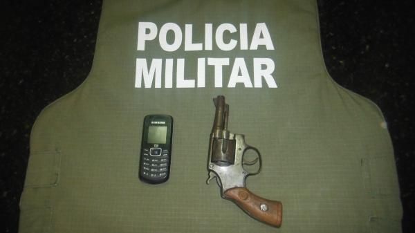 Aparelho celular e rev&oacute;lver que estavam com os assaltantes.(Imagem:FlorianoNews)