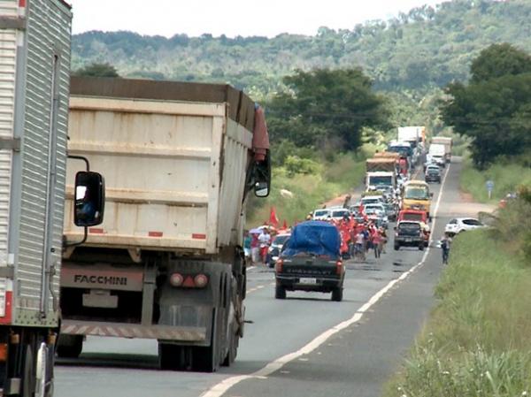 Manifestantes contra impeachment fecham a BR-316 no PI por quase 2h