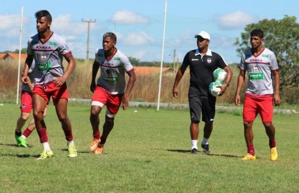 Capitão faz mistério sobre formação e relaciona laterais pela primeira vez