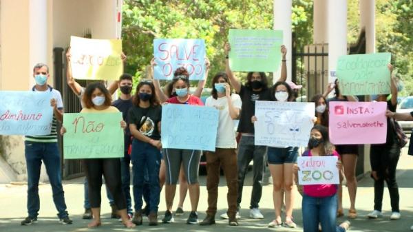 Alunos do curso de veterinária protestam contra transferência de animais do Zoobotânico de Teresina
