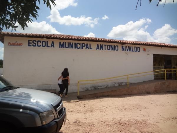 Aluna Geisa Ra&iacute;sa &eacute; recebida com festa em Floriano.(Imagem: FlorianoNews)
