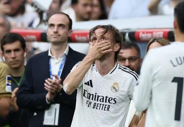 Modric chora na despedida do Real Madrid no Bernab&eacute;u.(Imagem:Reuters)