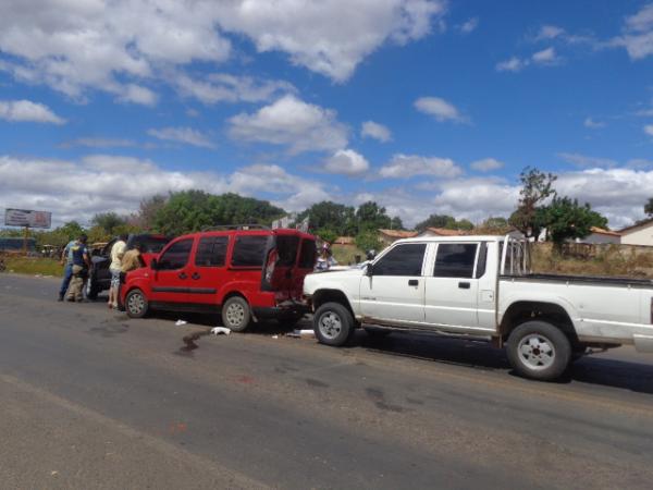  Engavetamento entre tr&ecirc;s ve&iacute;culos &eacute; registrado na BR-230 em Floriano.(Imagem:FlorianoNews)