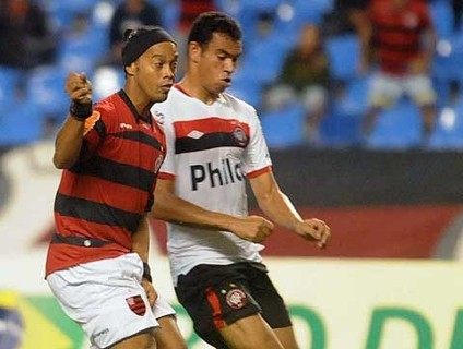 Ronaldinho entra no 2º tempo, marca de pênalti, e Flamengo vence o Atlético-PR