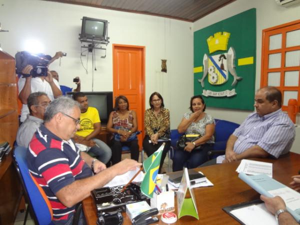 Professores da rede municipal reivindicam pagamento dos sal&aacute;rios atrasados.(Imagem:FlorianoNews)