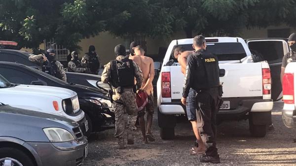 Pessoas s&atilde;o presas durante opera&ccedil;&atilde;o de combate a crimes contra institui&ccedil;&otilde;es banc&aacute;rias no PI.(Imagem:Lorena Linhares/G1)