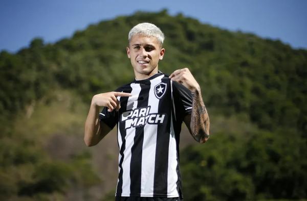 Diego Hern&aacute;ndez com a camisa do Botafogo.(Imagem:Vitor Silva/Botafogo)