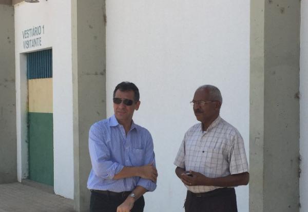 Gilberto J&uacute;nior visita Est&aacute;dio para verificar o funcionamento de bomba d?&aacute;gua.(Imagem:Waldemir Miranda)